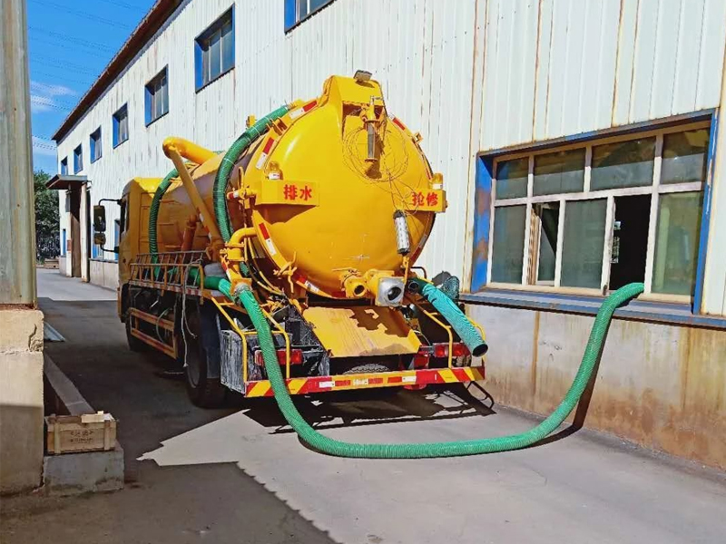 梅园新村厂区化粪池清理