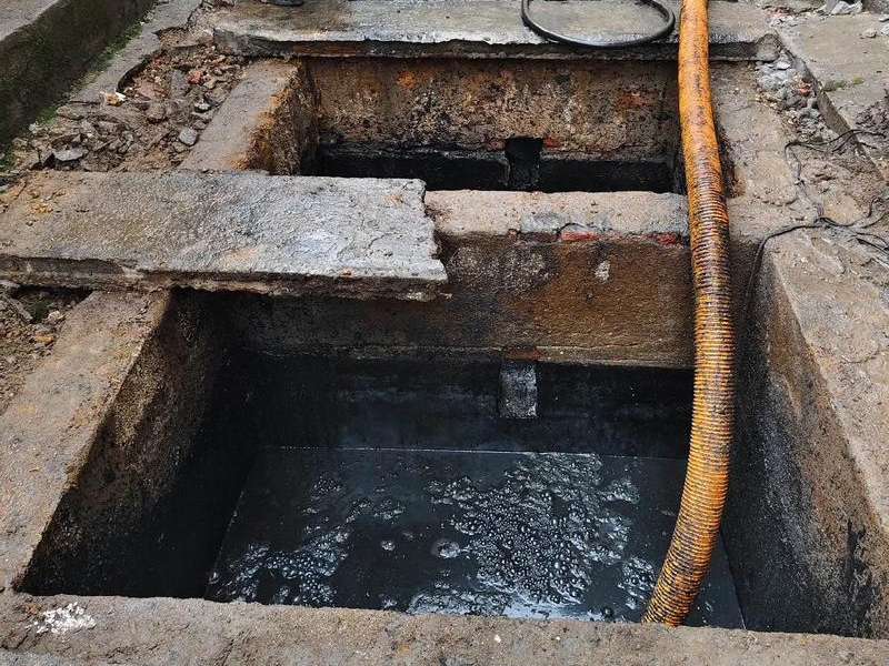 梅园新村清理化粪池